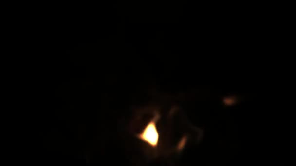 在黑色背景上燃火红色木的特写镜头。燃烧着的木柴在壁炉里. — 图库视频影像