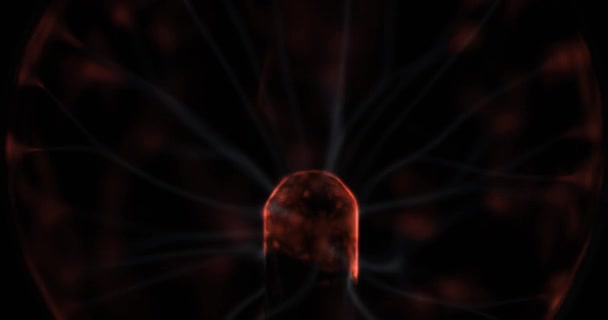 Mano che tocca una palla di plasma. Una sfera di energia lampada al plasma, mano toccando concetto sfera di vetro incandescente per il potere, elettricità, scienza e fisica, primo piano — Video Stock