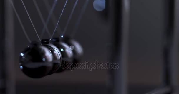 Newton cradle natuurkunde concept voor actie en reactie of oorzaak en gevolg. Ballen van Newton — Stockvideo