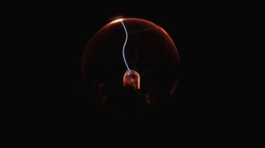 Elektrostatik plazma küresi karanlıkta. Tesla coil - fizik deney