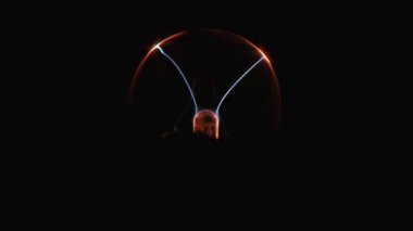 Elektrostatik plazma küresi karanlıkta. Tesla coil - fizik deney
