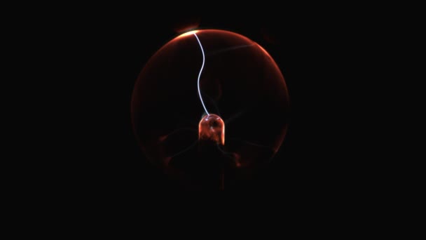 Электростатическая плазменная сфера в темноте. Катушка Тесла - физический эксперимент — стоковое видео