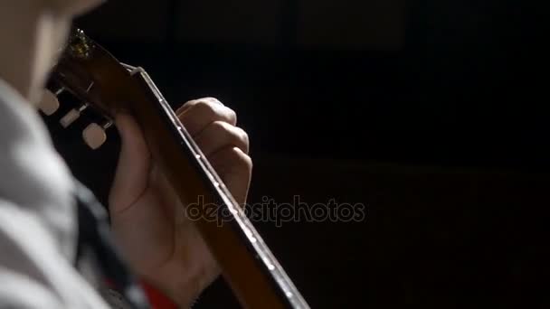 Zbliżenie dłoni gitarzysta gra na gitarze akustycznej. Bliska strzał człowieka z jego palce na progi na gitarze — Wideo stockowe