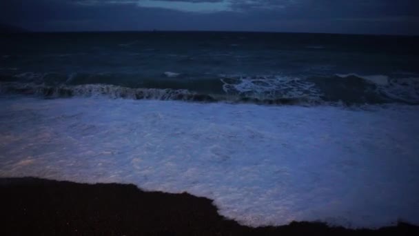 Golven en kust in de avond. Golven op de kust laat in de avond — Stockvideo