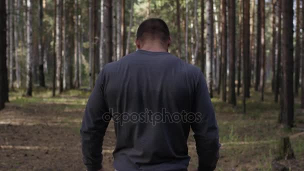 Vue arrière du jeune homme en forme avec la construction musculaire debout sur fond de terrain de sport. Chasseur regardant l'espace de copie. Le dos masculin musclé — Video