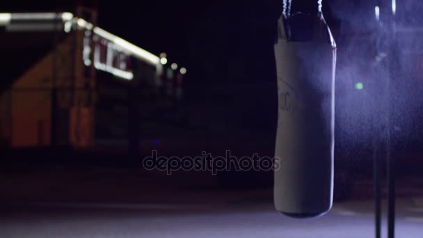 Gym, sacs de boxe. Des sacs de boxe dans la salle de boxe. Sac de boxe sur le terrain de sport sombre — Video