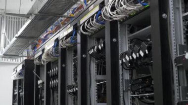 Bitcoin madenciler dizi kablolu raflar kurmak. Bilgisayar Bitcoin araştırma için. madencilik makine için anakart için kabloları takın. Cryptocurrency bilgisayar birçok çevresel yuva ile
