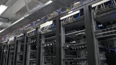 Bitcoin madenciler dizi kablolu raflar kurmak. Bilgisayar Bitcoin araştırma için. madencilik makine için anakart için kabloları takın. Cryptocurrency bilgisayar birçok çevresel yuva ile