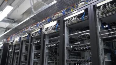 Bitcoin madenciler dizi kablolu raflar kurmak. Bilgisayar Bitcoin araştırma için. madencilik makine için anakart için kabloları takın. Cryptocurrency bilgisayar birçok çevresel yuva ile