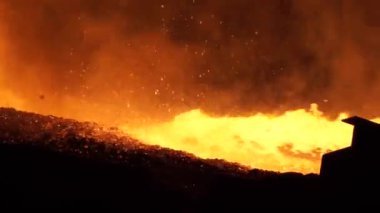 Açık Ocak fırın olarak sıvı metal dökme. Sıcak çelik dökme. Açık Ocağın atölye olarak sıvı metal dökme