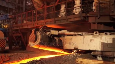 Metalurji tesisi, sıcak metal döküm. Taphole sıkıştırma makine. Metalurjik ekipman