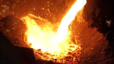 Patlama fırınından sıvı metal. Çelik fabrikasındaki kepçeden sıvı demir.