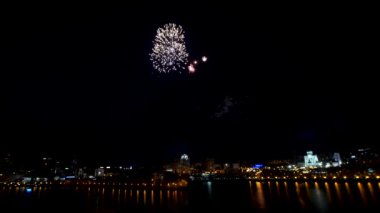 Şehrin üzerinde büyük havai fişek. Güzel büyük havai fişek Nehri