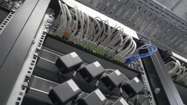 Les serveurs de stockage sont situés dans la salle des serveurs du centre de données. Retour du serveur installé dans la salle des serveurs. De nombreux câbles sont connectés à un ordinateur puissant 