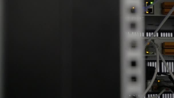 Rückseite des im Serverraum installierten Servers. Viele Kabel sind mit einem leistungsstarken Computer verbunden. Frontplatte des zentralen Routers. optische Verbindungen eines leistungsstarken Internetservers. Anschluss von — Stockvideo