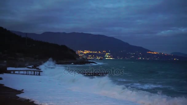 Las olas y la orilla del mar en la noche. Olas en la orilla del mar tarde en la noche — Vídeos de Stock