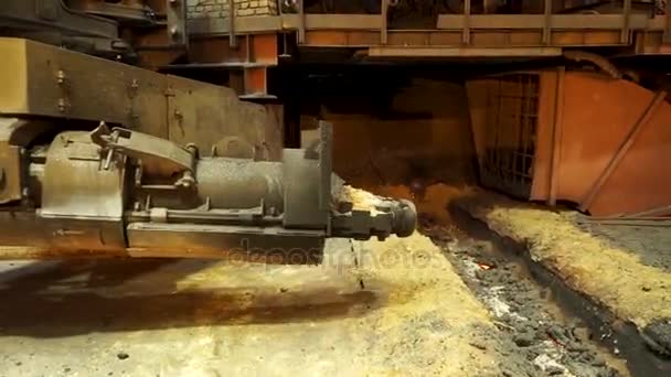 Planta metalúrgica, fundição de metal quente. Máquina de taphole batendo. Equipamento metalúrgico — Vídeo de Stock