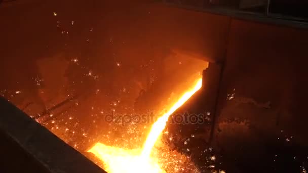 Patlama fırınından sıvı metal. Çelik fabrikasındaki kepçeden sıvı demir. — Stok video