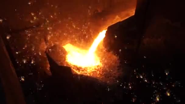 Metallo liquido proveniente dall'altoforno. Ferro liquido da mestolo nelle acciaierie — Video Stock