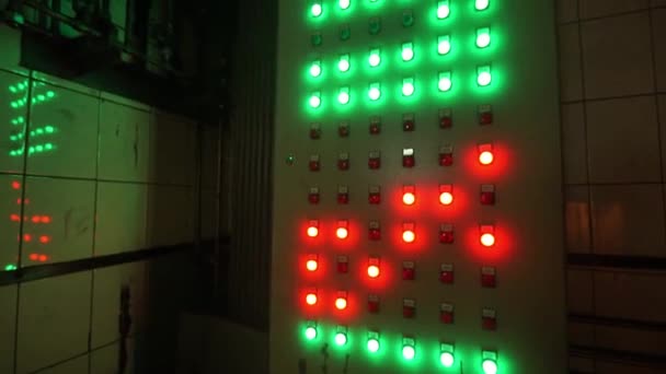 電子プッシュ ボタンに電気ボタンがカラフルです。冶金の植物 — ストック動画