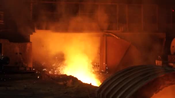 Metallo liquido proveniente dall'altoforno. Ferro liquido da mestolo nelle acciaierie — Video Stock