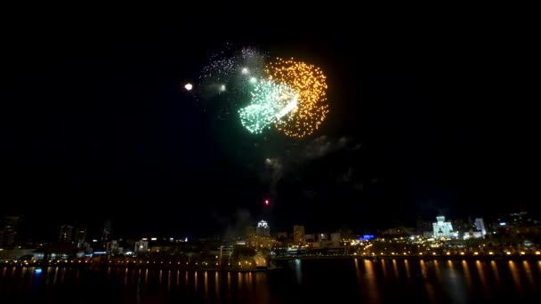 Grandi fuochi d'artificio sulla città. Bellissimi fuochi d'artificio sul fiume — Video Stock