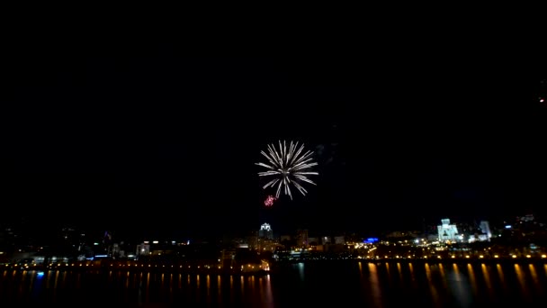 Nagy tűzijáték a város felett. Szép nagy tűzijáték a folyó felett — Stock videók