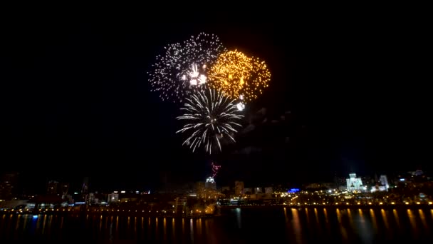 Grandes fuegos artificiales sobre la ciudad. Hermoso gran fuegos artificiales sobre el río — Vídeos de Stock