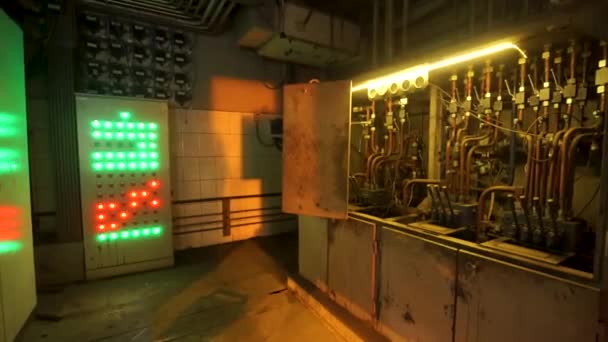 Elektronik düğme için elektrik düğmeleri renkli. Metalurji tesisi — Stok video