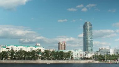 Yekaterinburg, Belediye Binası Rusya timelapse. Sunset bulvarında waterfront Ekaterinburg, Rusya Federasyonu timelapse