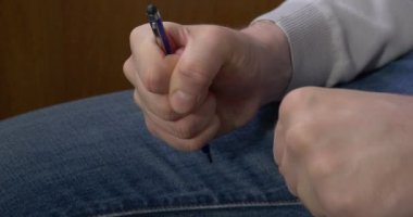 Adam yumruk sıkılı. Ne zaman onun Şef azarlıyor adam yumruk clenches