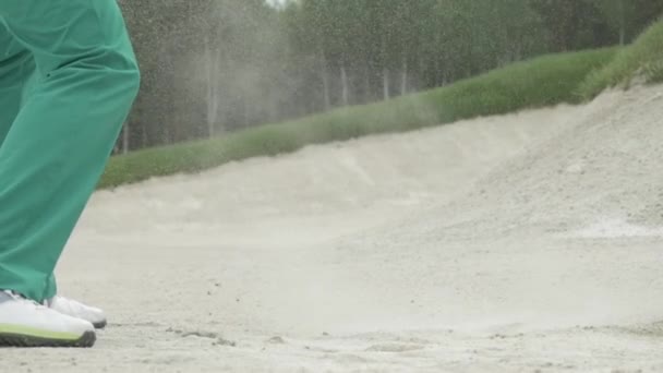 Golf skott i sand. Golf spelare träffar en boll i sanden. Sand trap spela. Träffar en boll närbild — Stockvideo