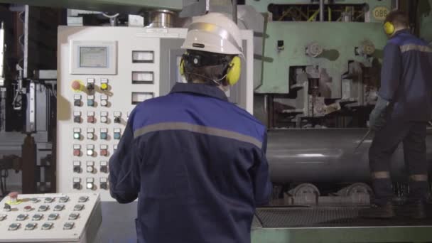 Fabricación de tubos y tubos metálicos en una fábrica de ingeniería. Trabajador en la planta metalúrgica de tuberías. Tubo de enfriamiento en la máquina — Vídeos de Stock