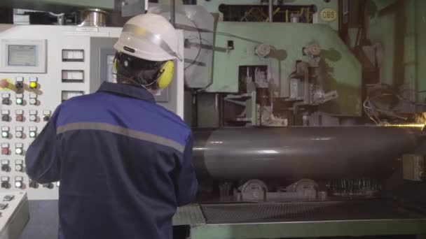 エンジニア リング工場で金属パイプおよび管を作る。パイプの冶金の植物の労働者。コンピューターの冷却パイプ — ストック動画