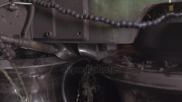Gördülő tekercs alkotó fém szerkezet-ra csövek gyártása. Hengermű gép a gördülő acél lapot. Hengermű gép hűtővíz közelről — Stock videók