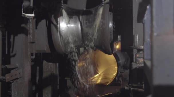 Walzwalzen Metallarbeiten an der Herstellung von Rohren. Walzwerk-Maschine zum Walzen von Stahlblechen. Walzwerk-Maschine mit Kühlwasser aus nächster Nähe — Stockvideo