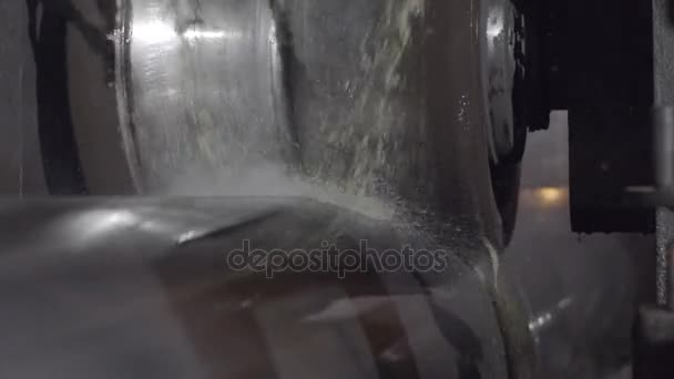 Τροχαίο που σχηματίζουν η rolls έργων μέταλλο για την κατασκευή των σωλήνων. Μηχάνημα για στρίψιμο χάλυβα φύλλο κυλώντας μύλων. Κυλώντας μύλος μηχάνημα με ψύξη νερού κοντινό πλάνο — Αρχείο Βίντεο
