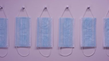 El duvar koruyucu maske alır. Beyaz duvar cerrahi kulak döngü maske. Mikroplar beyaz duvara karşı koruma için bir maske