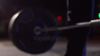 Kaslı adam, zemin - spor fitness, sağlıklı yaşam konsepti deadlift egzersiz yaparak closeup. CrossFit. Elleri powerlifter. Deadlift halter Yarışması