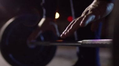 Kaslı adam, zemin - spor fitness, sağlıklı yaşam konsepti deadlift egzersiz yaparak closeup. CrossFit. Elleri powerlifter. Deadlift halter Yarışması