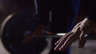 Kaslı adam, zemin - spor fitness, sağlıklı yaşam konsepti deadlift egzersiz yaparak closeup. CrossFit. Elleri powerlifter. Deadlift halter Yarışması