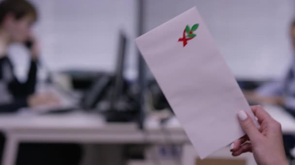 Mano de mujer sosteniendo sobre cerrado. Mujeres mano sosteniendo sobre blanco — Vídeos de Stock