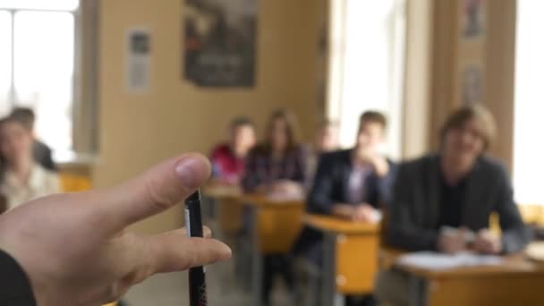 Jonge studenten luisteren de lezing met belangstelling op de Universiteit. Close-up van jonge docenten hand. Leerlingen luisteren naar een lezing — Stockvideo