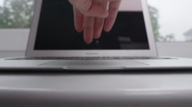 Laptop bir pencere yakınında çalışan kadın. Kızlar el laptop yakınındaki pencere ile çalışma