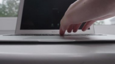 Laptop bir pencere yakınında çalışan kadın. Kızlar el laptop yakınındaki pencere ile çalışma