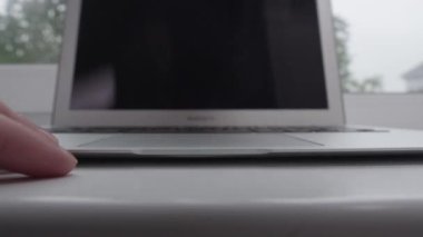 Laptop bir pencere yakınında çalışan kadın. Kızlar el laptop yakınındaki pencere ile çalışma