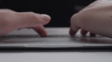 Laptop bir pencere yakınında çalışan kadın. Kızlar el laptop yakınındaki pencere ile çalışma