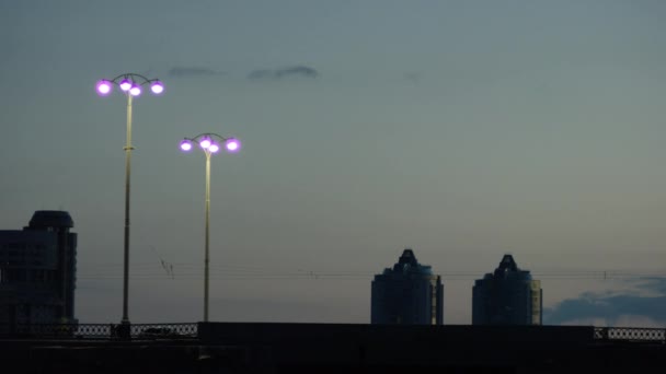Dos linternas se encienden por la noche. Ciudad nocturna — Vídeos de Stock