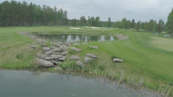 Ovanifrån grön golfbana utomhus grönt gräs fält. Flygfoto från flygande drönare — Stockvideo