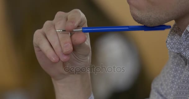 Estudiante universitario estresado para el examen en el aula. Hombre preocupado en el examen — Vídeo de stock